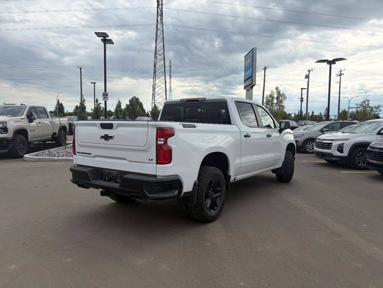2025 Chevrolet Silverado 1500 4WD Crew Cab 147 LT Trail Boss White Sherwood Park - photo #4