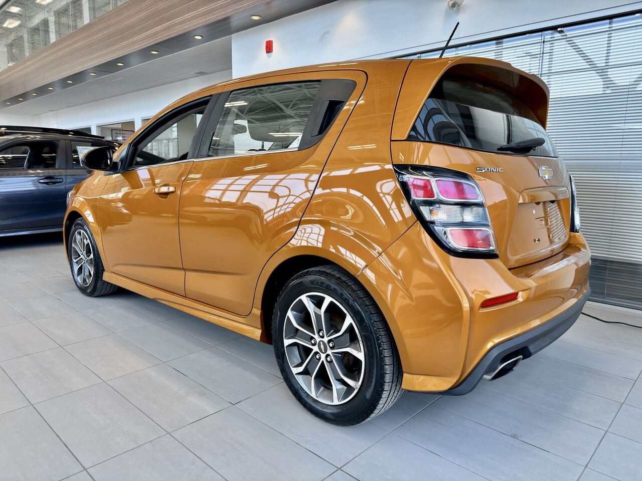 Chevrolet Sonic 2017 Orange Notre-Dame-des-Prairies - photo #8
