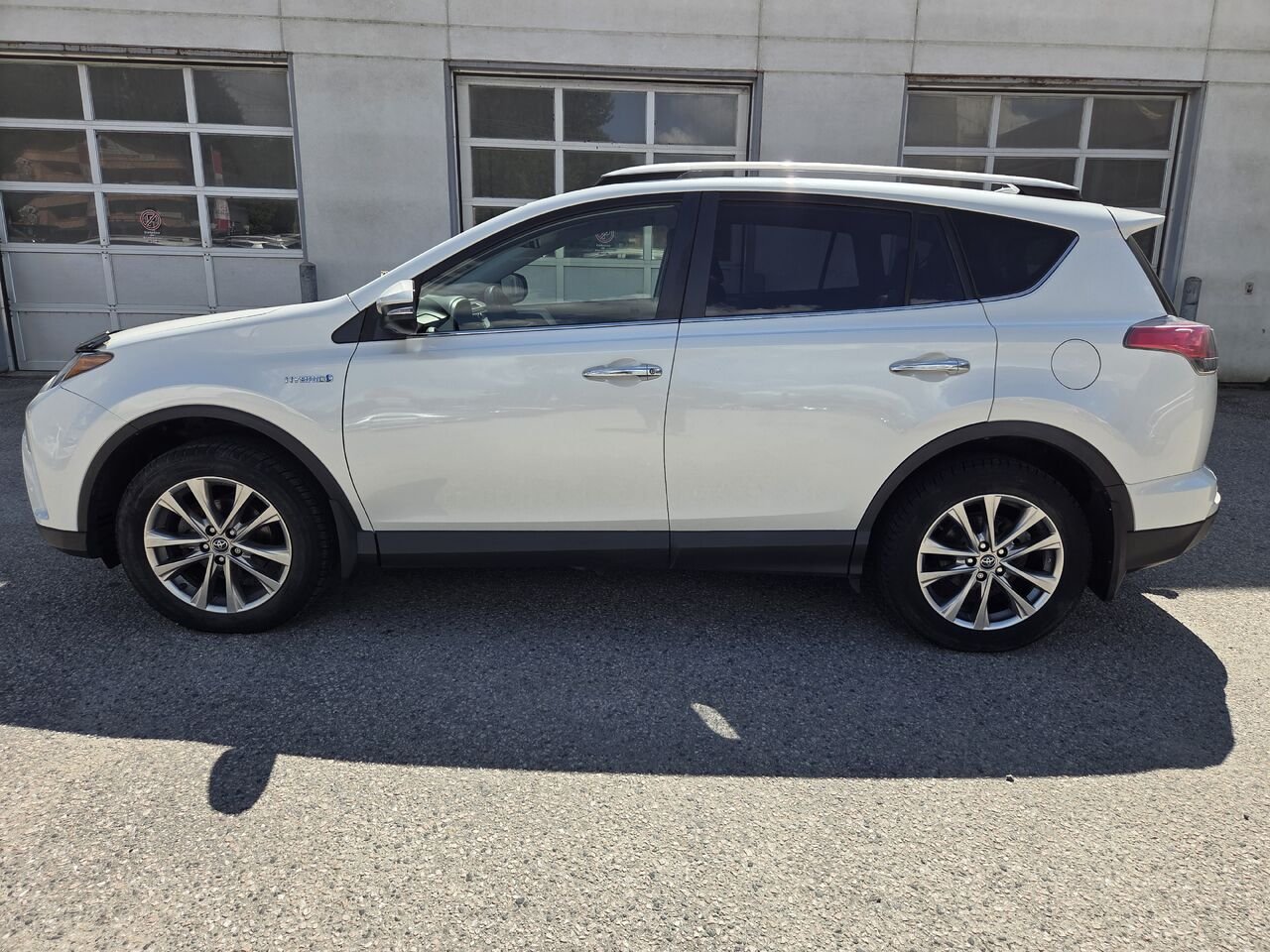 2017 Toyota RAV4 Hybrid White Mont-Laurier - photo #12