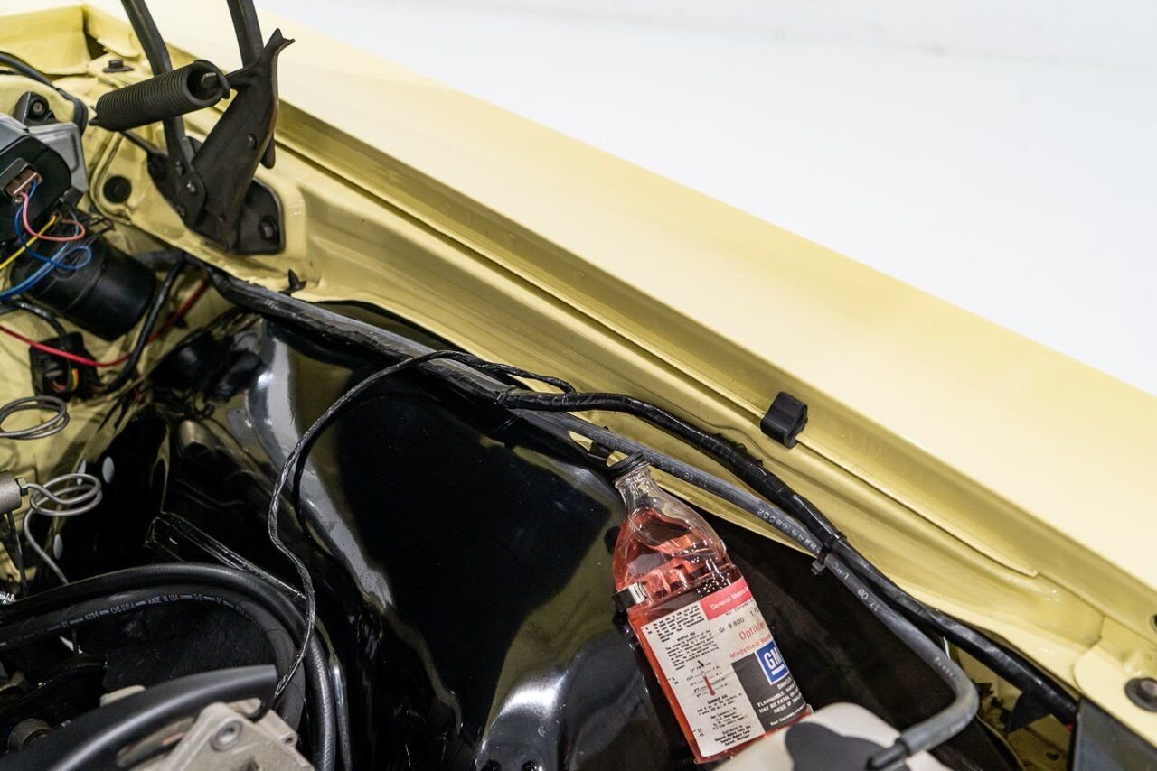 1965 Chevrolet Impala SS *PRIX EN USD* 396/325HP 4spd frame off restoration Yellow Montreal - photo #37
