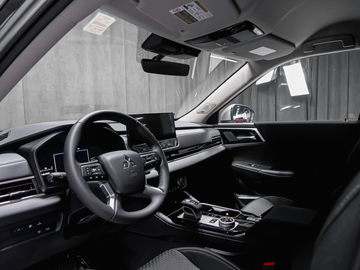 2026 Mitsubishi Outlander Plug-In Hybrid ES Graphite Grey Metallic Montreal - photo #13
