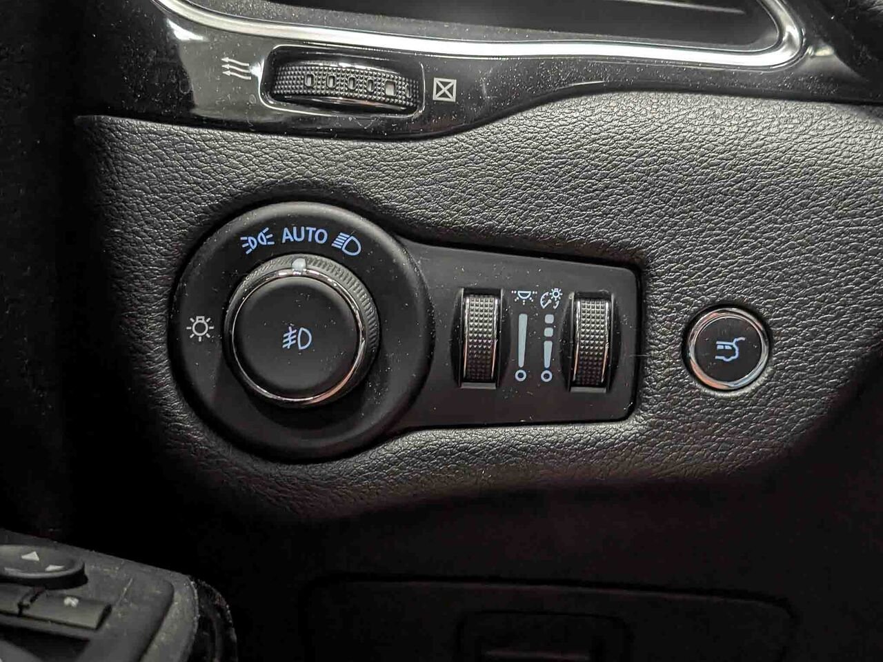 2021 Jeep CHEROKEE 4x4 Altitude 8 Pneus Cuir Toit Pano Red Sherbrooke - photo #14