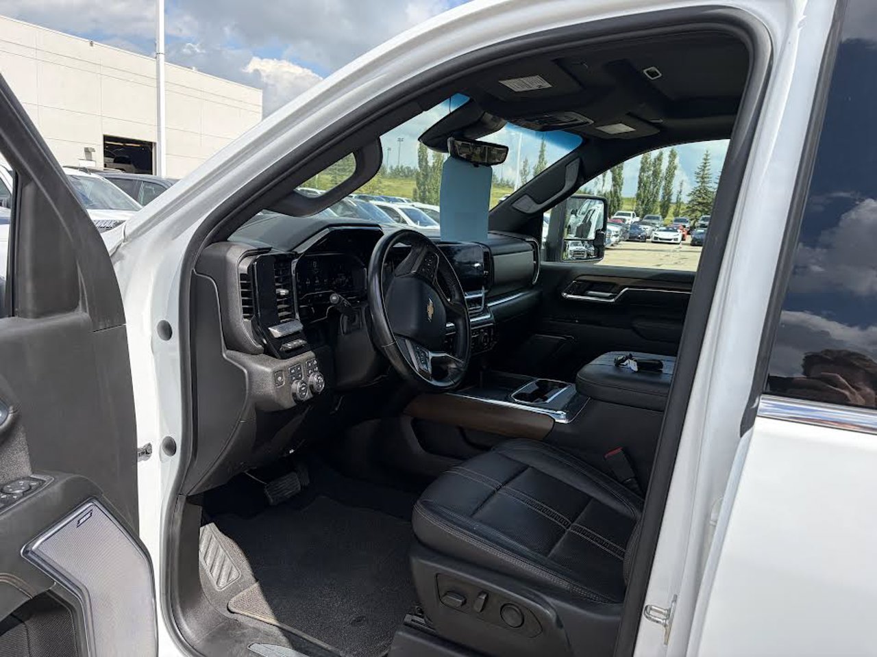 2024 Chevrolet Silverado 3500HD 4WD Crew Cab 159 High Country White Sherwood Park - photo #6