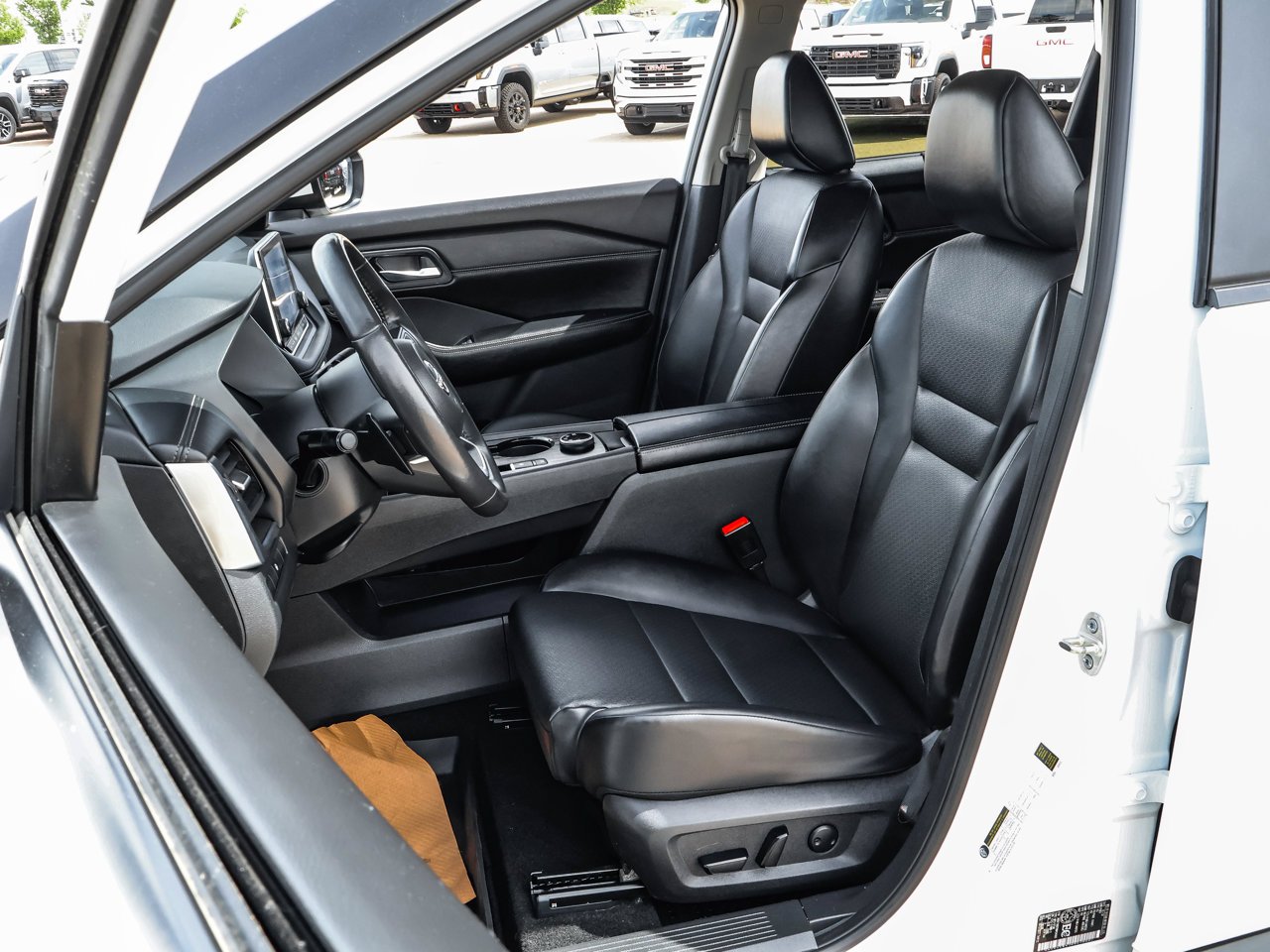 2024 Nissan Rogue AWD SV Moonroof White Sherwood Park - photo #13