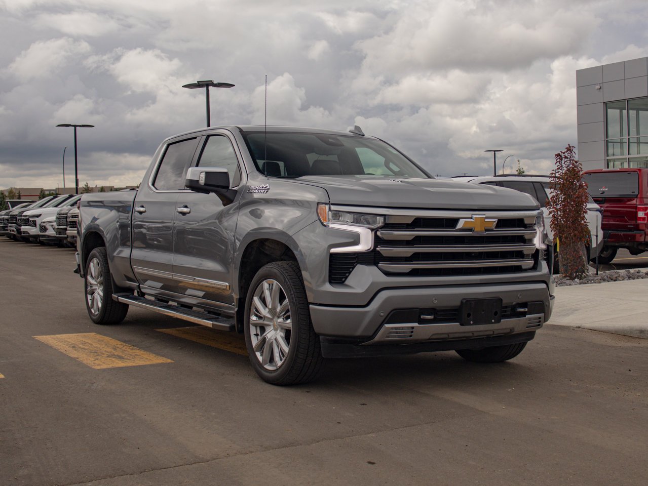 2024 Chevrolet Silverado 1500 4WD Crew Cab 157 High Country Grey Sherwood Park - photo #13
