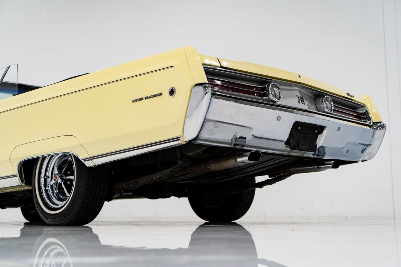 Chrysler 300 PRIX EN USD 440cu.in. Fully restored example 1968 Jaune Montréal - photo #33