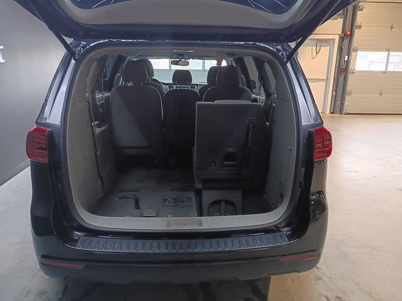 2019 Kia Sedona Black Blainville - photo #14