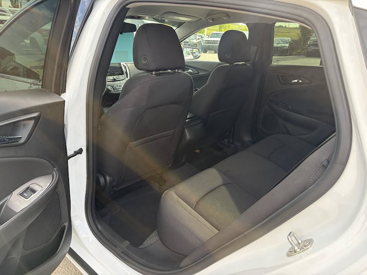 2022 Chevrolet Malibu 4dr Sdn LS w/1LS White Sherwood Park - photo #5