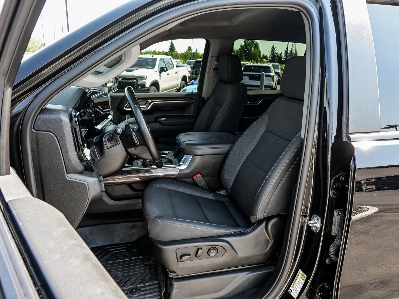 2025 Chevrolet Silverado 1500 4WD Crew Cab 147 RST Black Sherwood Park - photo #15