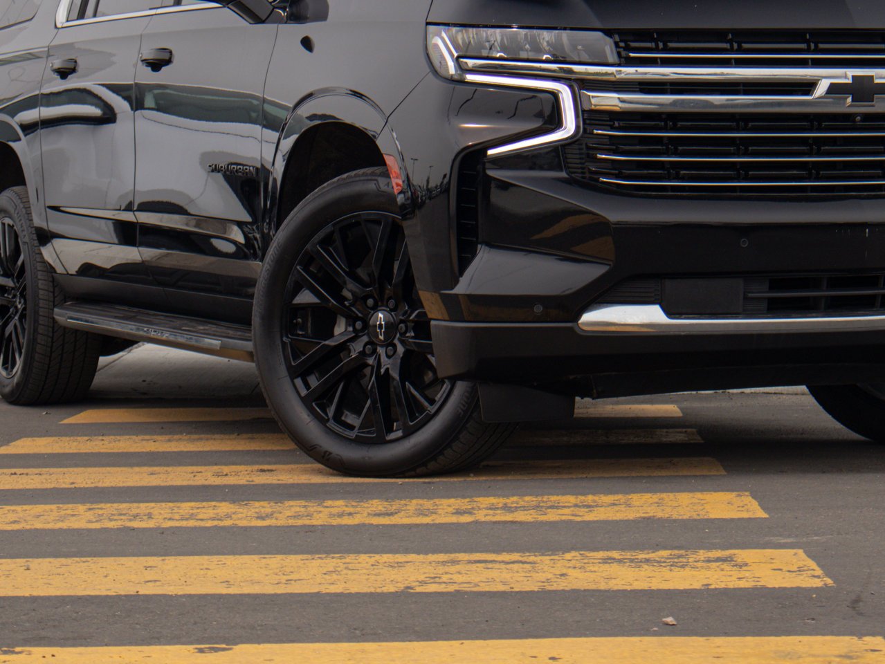 2023 Chevrolet Suburban 4WD 4dr LT Black Sherwood Park - photo #5