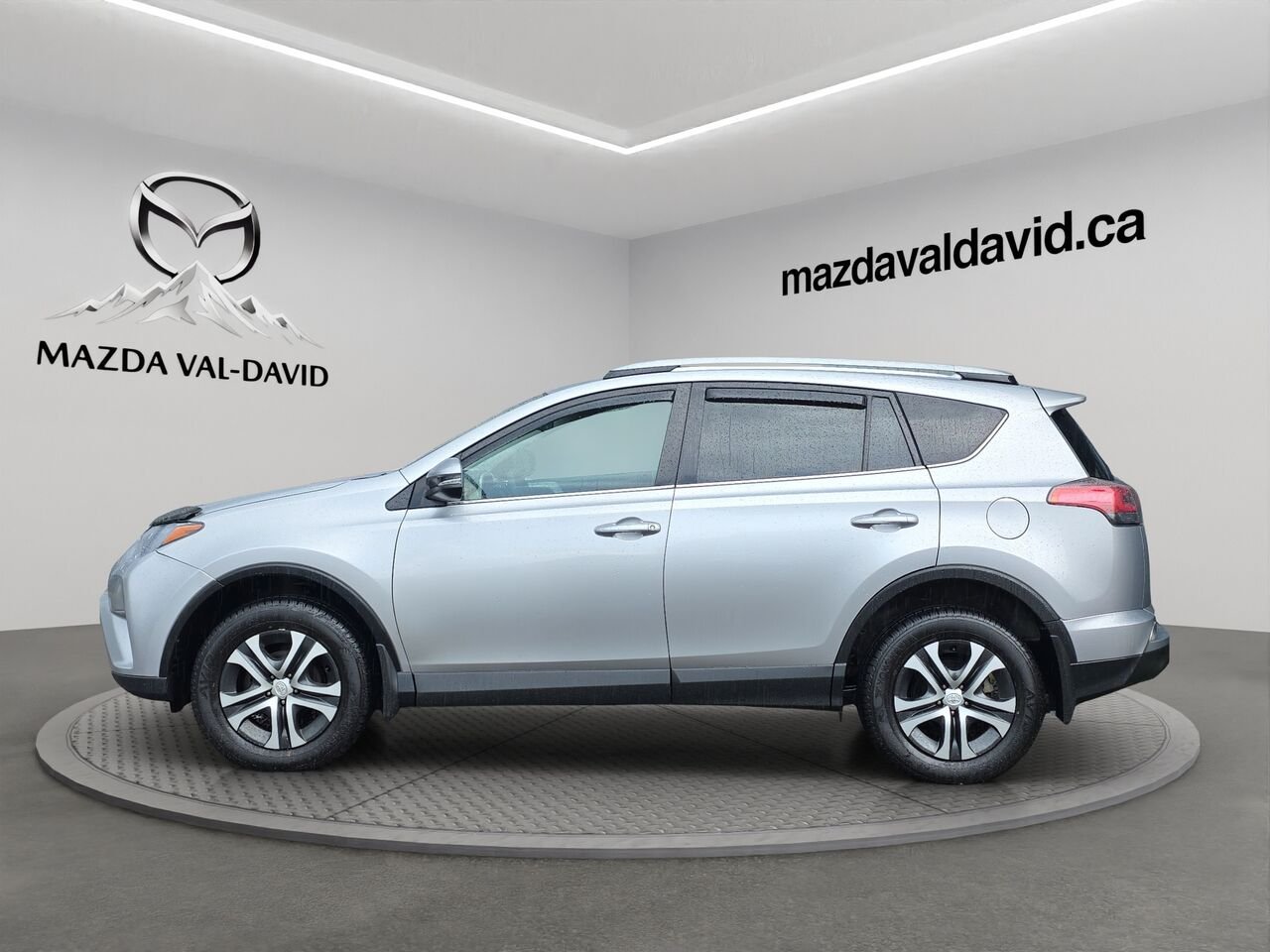 2017 Toyota RAV4 Traction intégrale 4 portes LE, caméra de recul, sièges chauffant, commande audio au volant Grey Val-David - photo #1