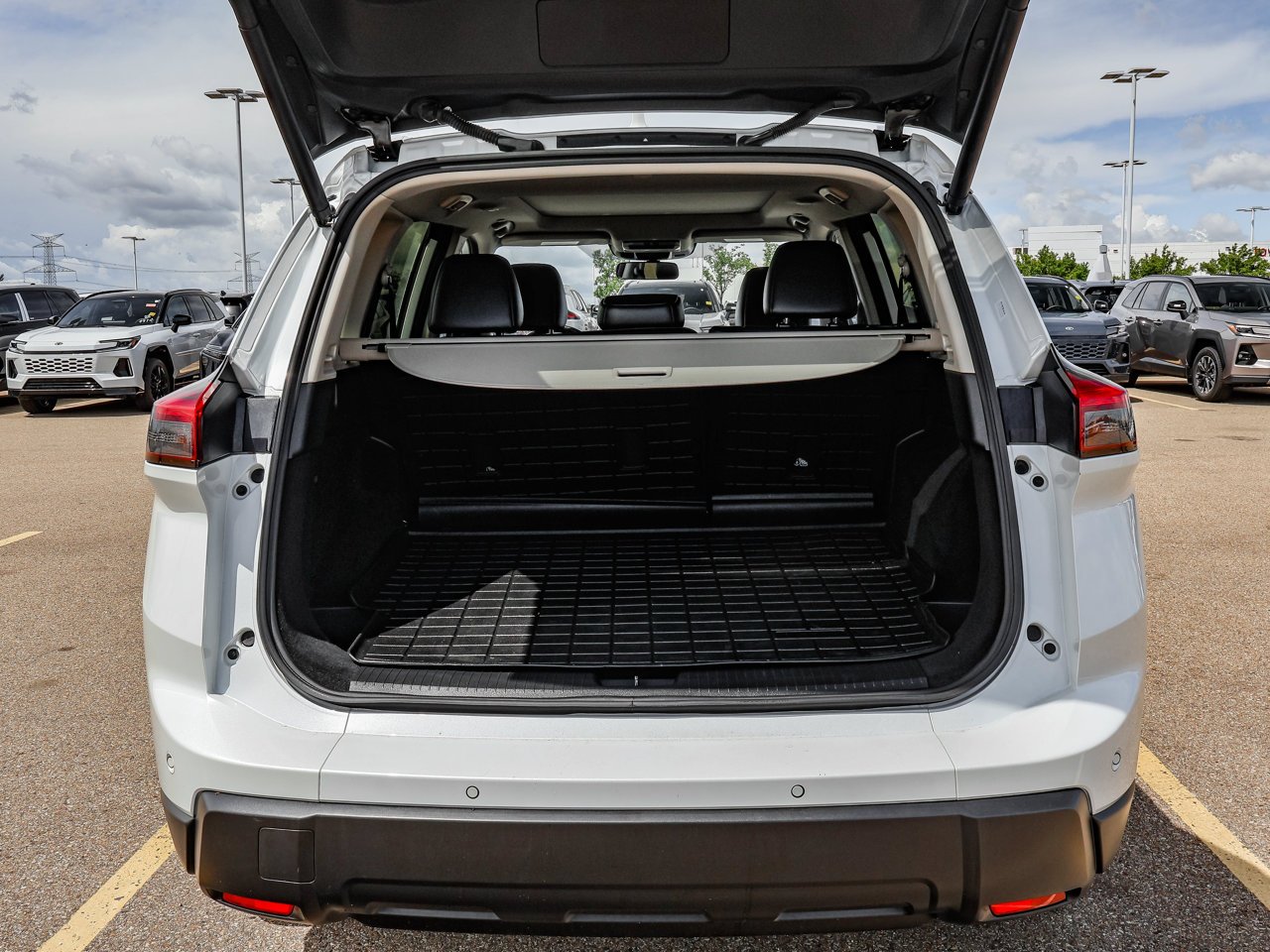 2024 Nissan Rogue AWD SV Moonroof White Sherwood Park - photo #8