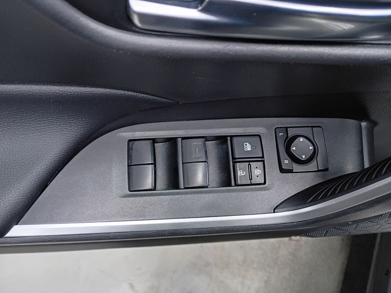 2021 Toyota RAV4 White Blainville - photo #19