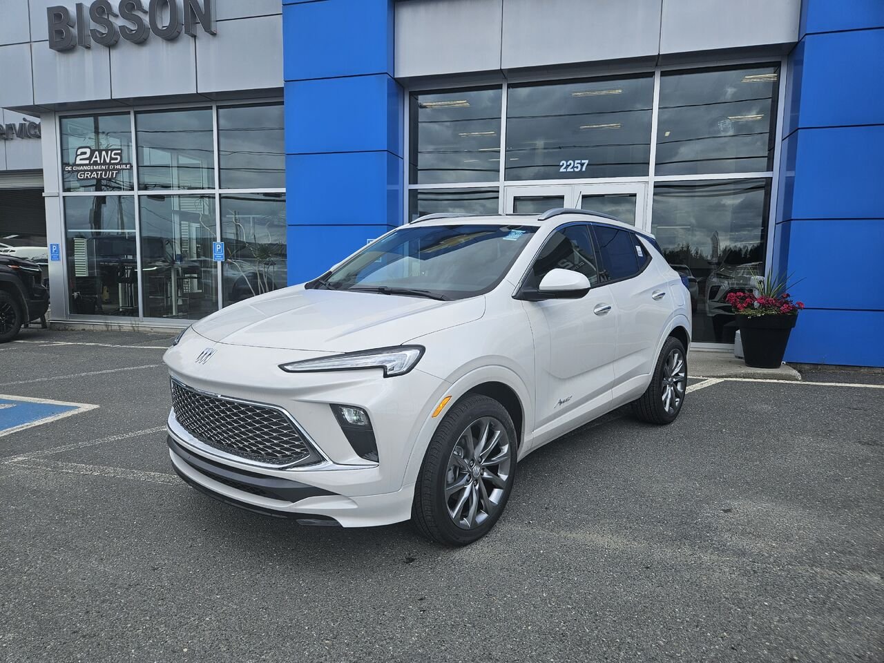 2026 Buick Encore GX Avenir 4 portes TI White Frost Tricoat Thetford Mines - photo #0