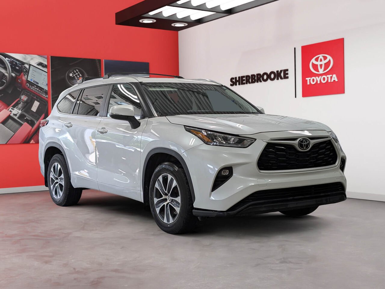 Toyota Highlander XLE/AWD/SIÈGES CHAUFFANTS/VOLANT CHAUFFANT/TOIT OUVRANT/BLUETOOTH/AC BIZONE 2023 Frisson glacé nacré Sherbrooke - photo #1