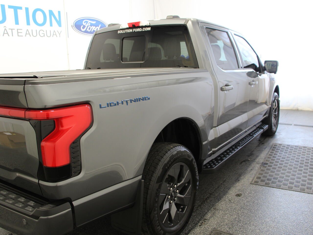 Ford F-150 Lightning LARIAT F150 LIGHTNING LARIAT 2025 Gris Châteauguay - photo #3