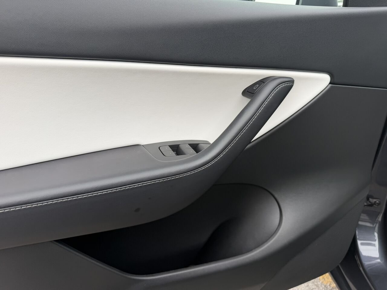 Tesla Model Y LONG RANGE AWD 7 PASSAGERS 2022 Argent Laval - photo #24