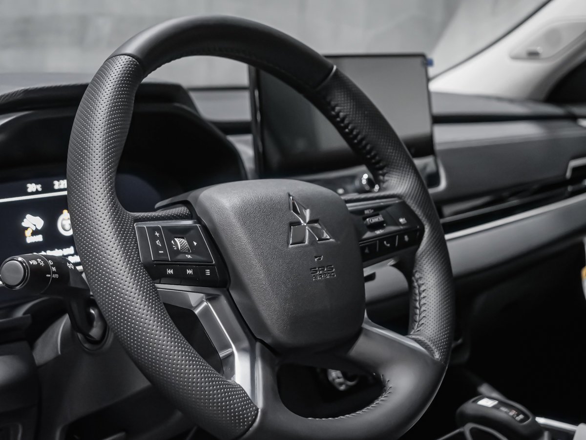 Mitsubishi Outlander PHEV ES 2026 Fini taillé diamant Blanc de qualité supérieure Montréal - photo #7