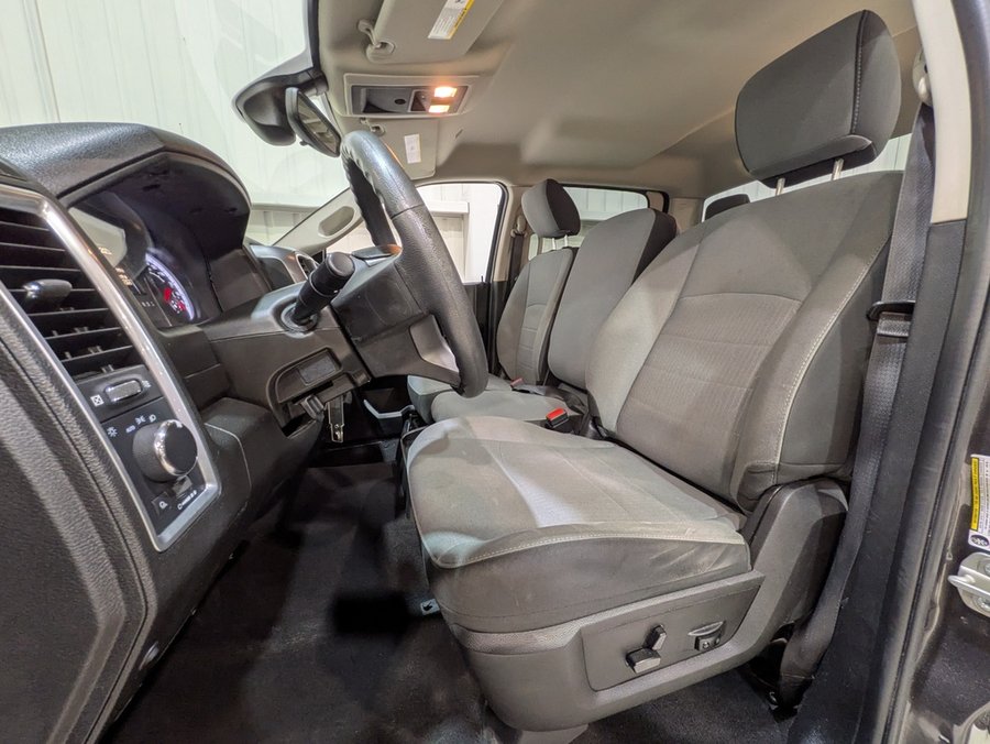 Ram 1500 Classic SLT 4x4 Crew Cab 5'7" Box 2023 Gris