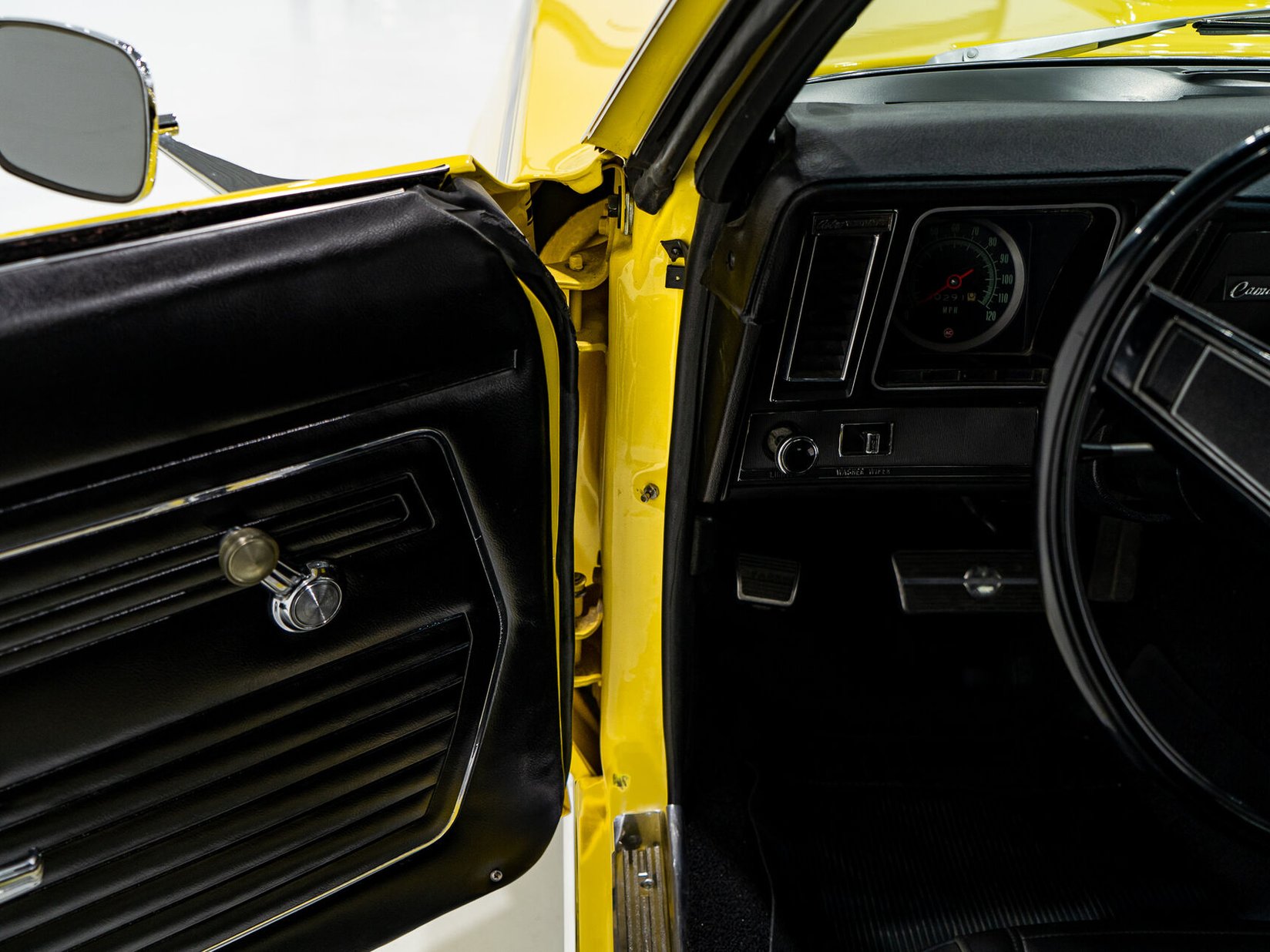 1969 Chevrolet Camaro SS **PRIX EN USD** With factory A/C Yellow Montreal - photo #56