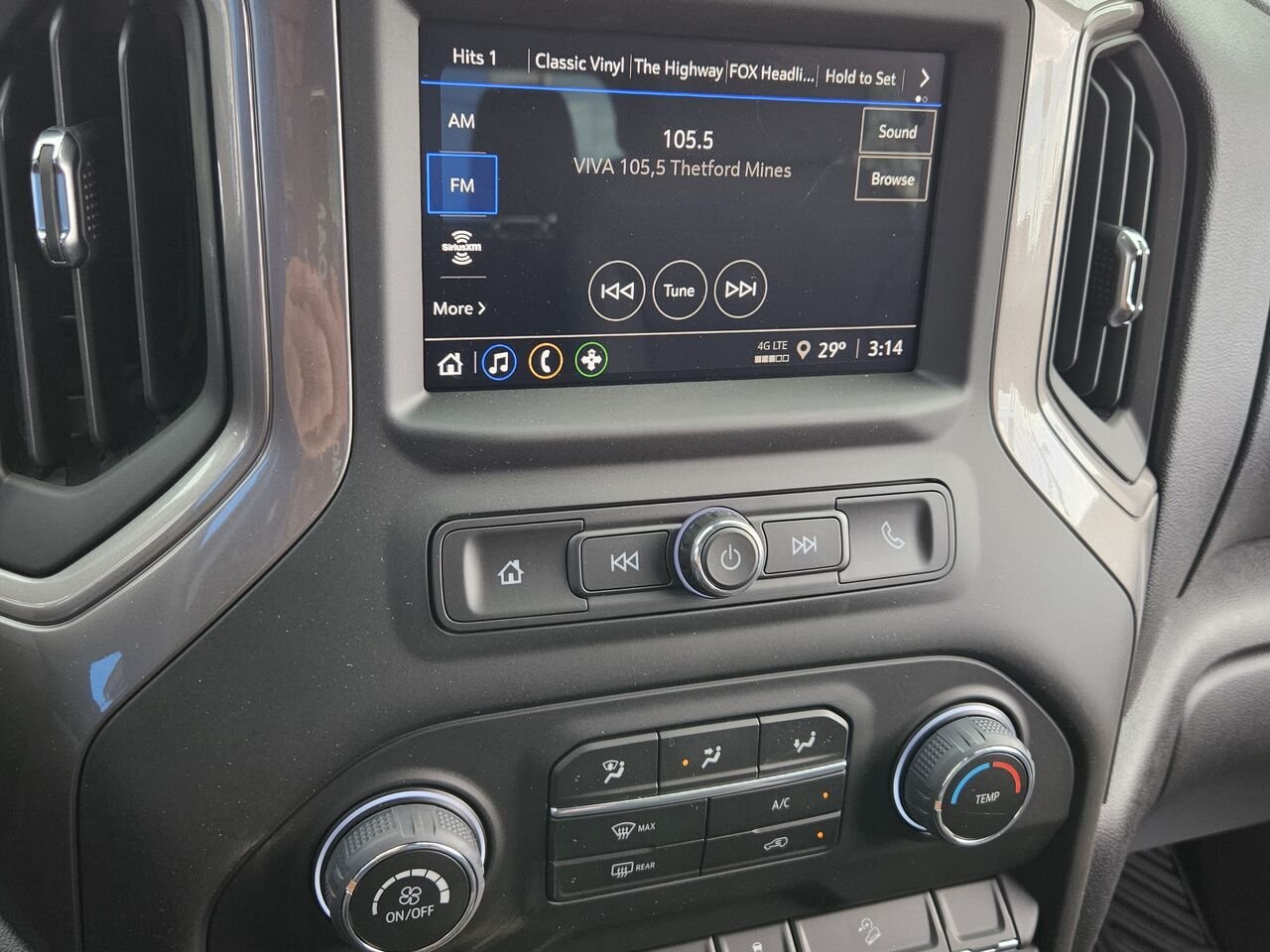 Chevrolet Silverado 2500HD Custom cabine multiplace 4RM 159 po 2026 NOIR Thetford Mines - photo #9