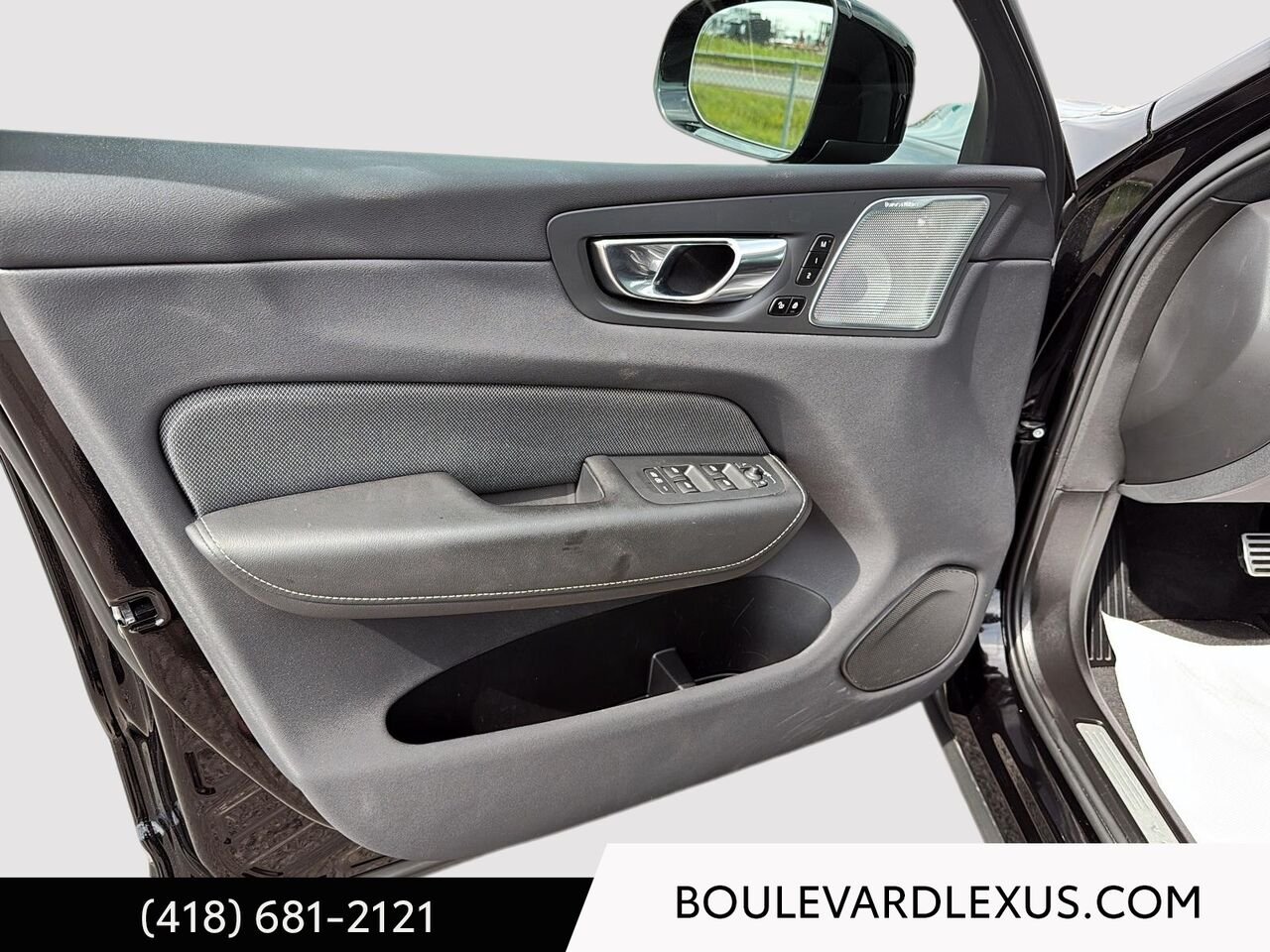 2022 Volvo XC60 19661A | B6 R-Design TI Black Quebec - photo #7