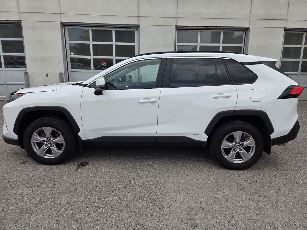 2022 Toyota RAV4 White Mont-Laurier - photo #8