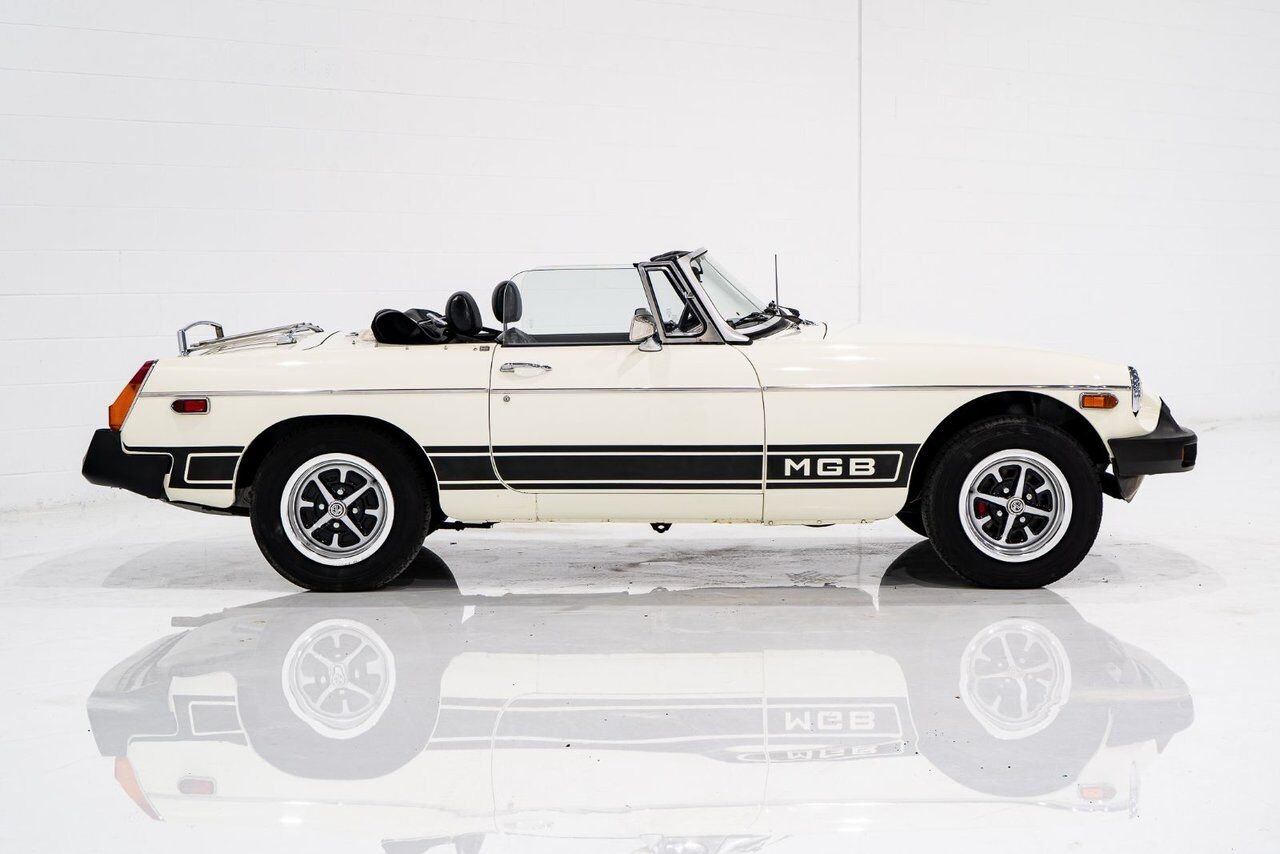 1979 MG B Beautifully presented from former complete restoration White Montreal - photo #42
