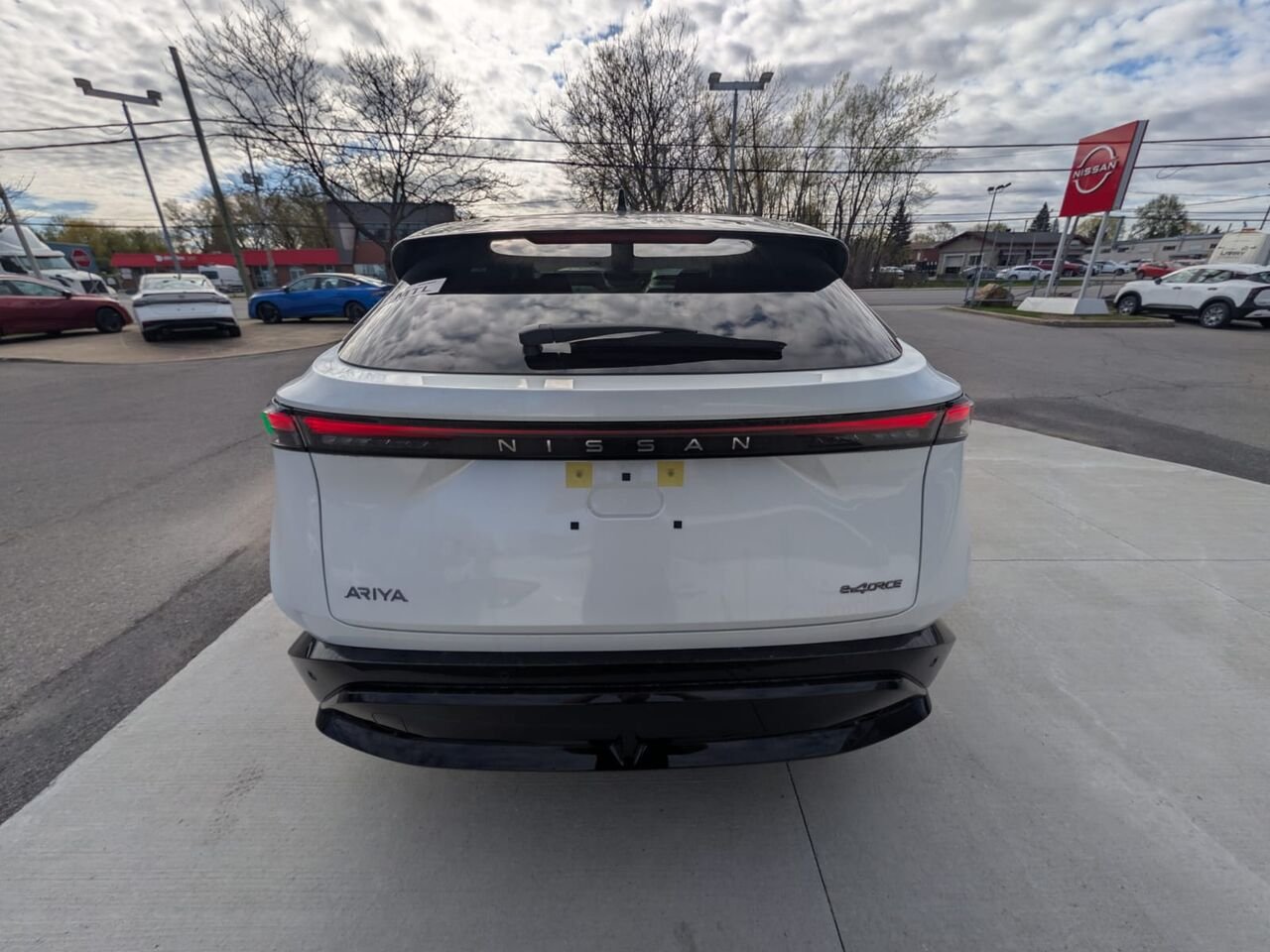 2026 NISSAN ARIYA ARIYA SL E-4ORCE Everest White Pearl Tricoat/Black Diamond Pearl Châteauguay - photo #10