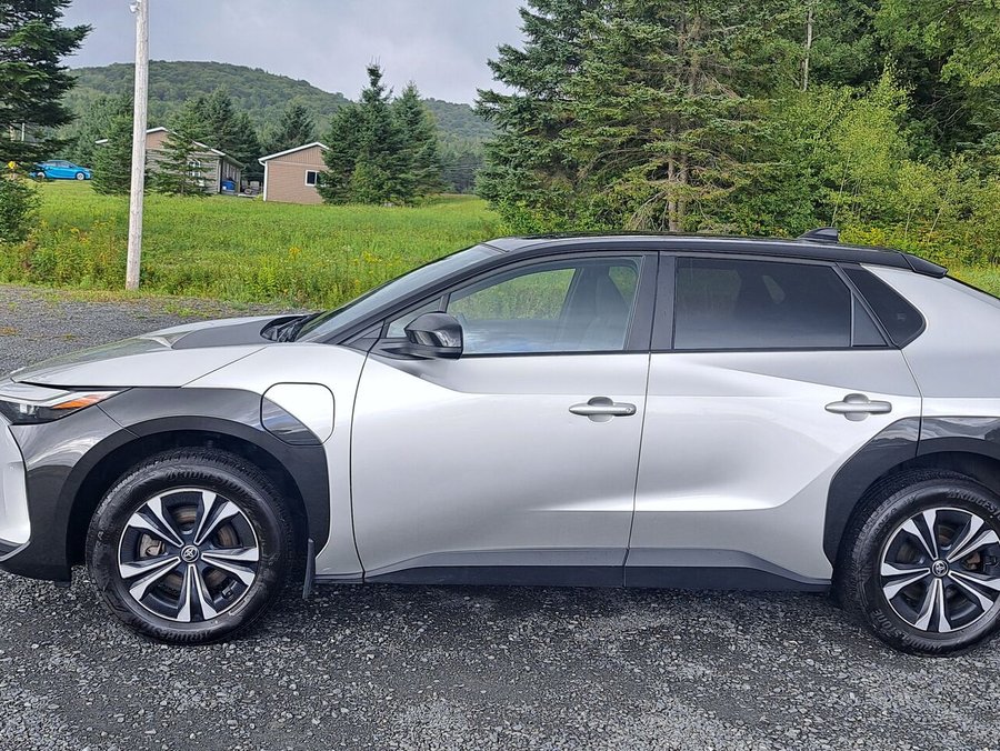 Toyota bZ4X 2023 2023 Argent élémentaire avec toit noir