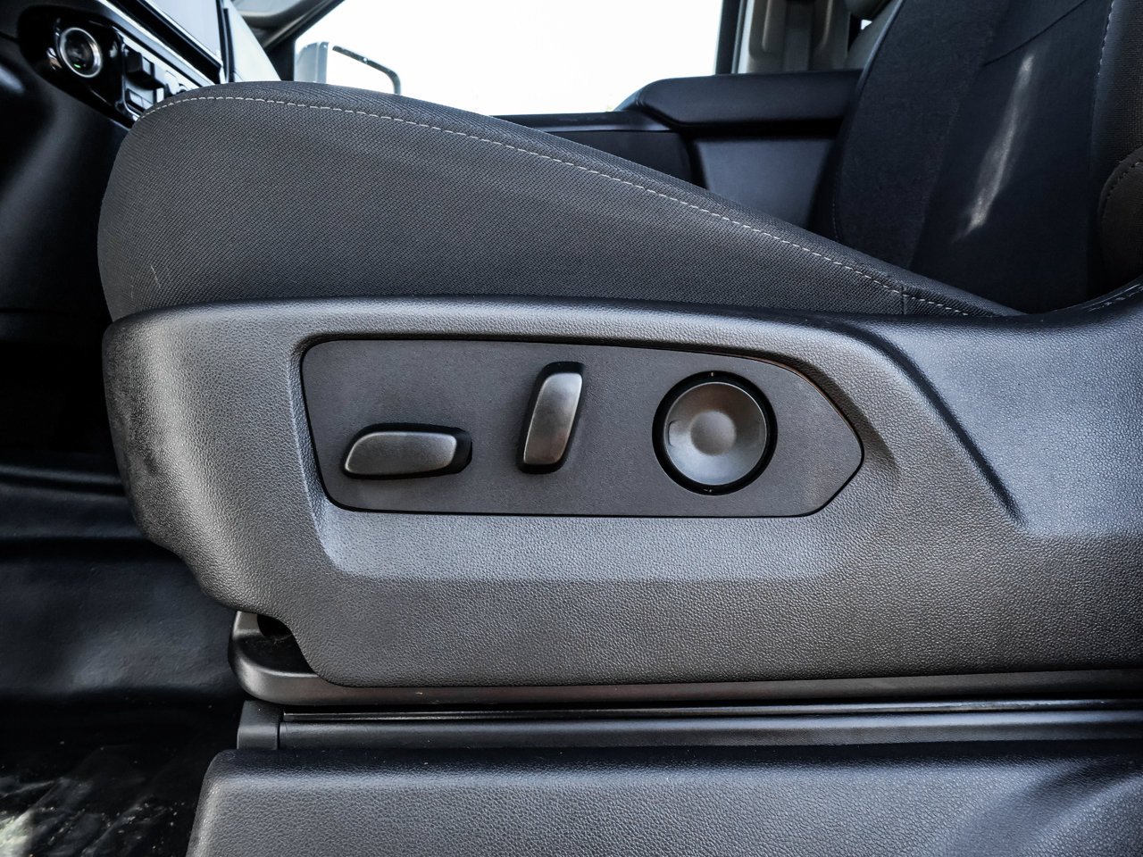 2025 Chevrolet Silverado 1500 4WD Crew Cab 147 LT White Sherwood Park - photo #20