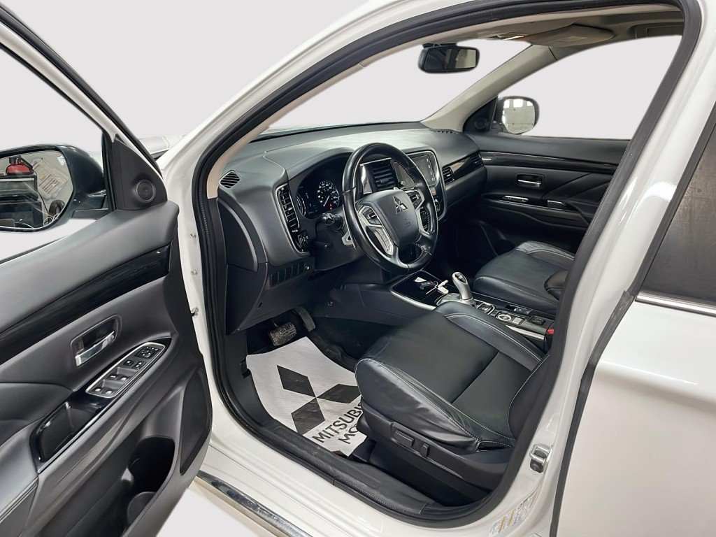 2018 Mitsubishi Outlander Plug-In Hybrid White Amos - photo #8