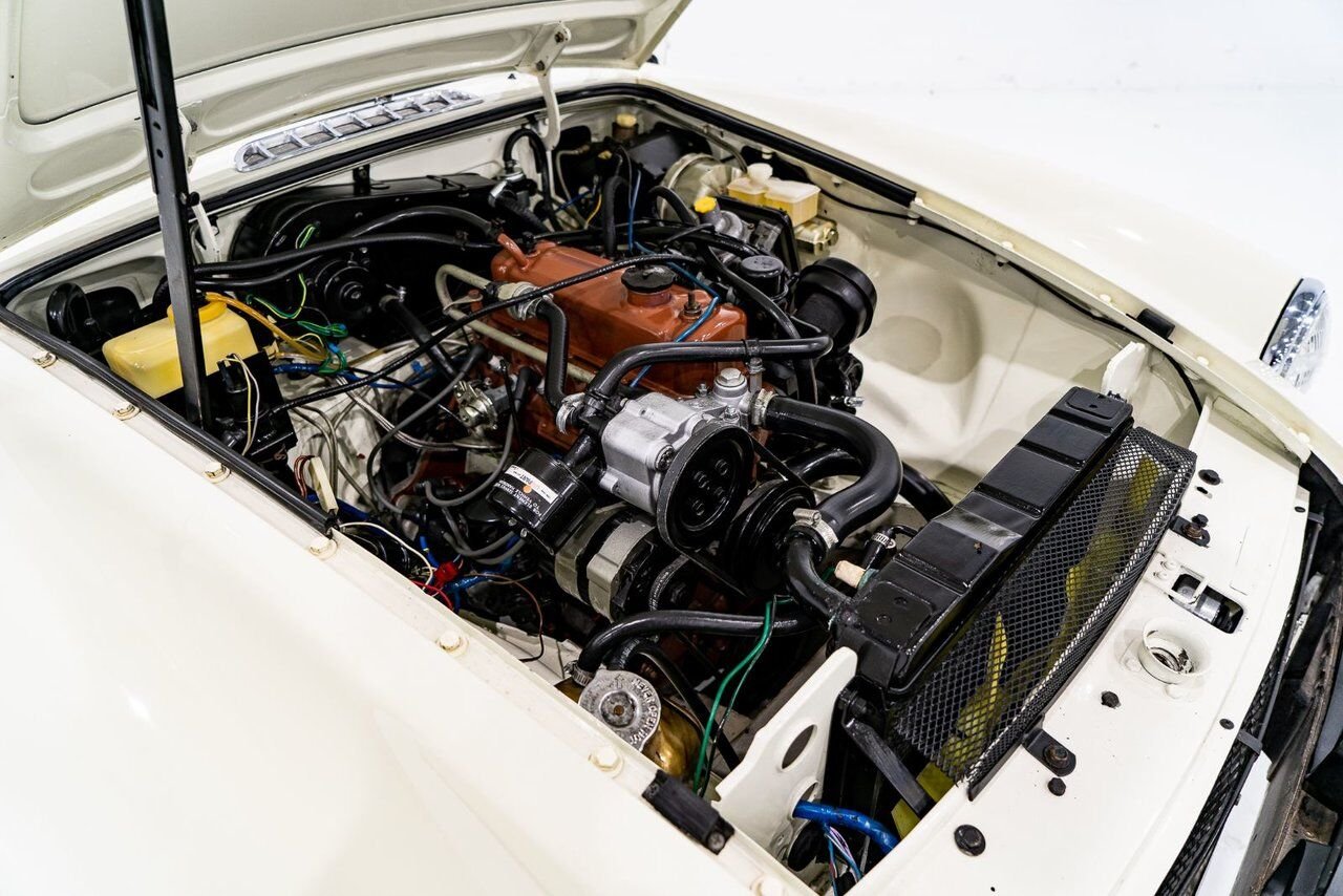 1979 MG B Beautifully presented from former complete restoration White Montreal - photo #15