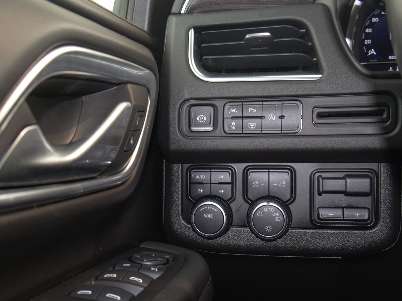 2023 Chevrolet Suburban 4WD 4dr LT Black Sherwood Park - photo #23
