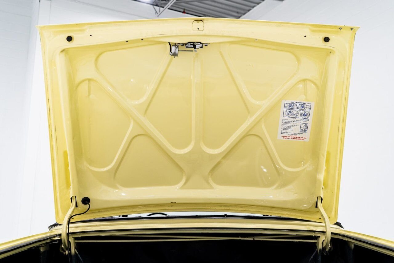 Chrysler 300 PRIX EN USD 440cu.in. Fully restored example 1968 Jaune Montréal - photo #26
