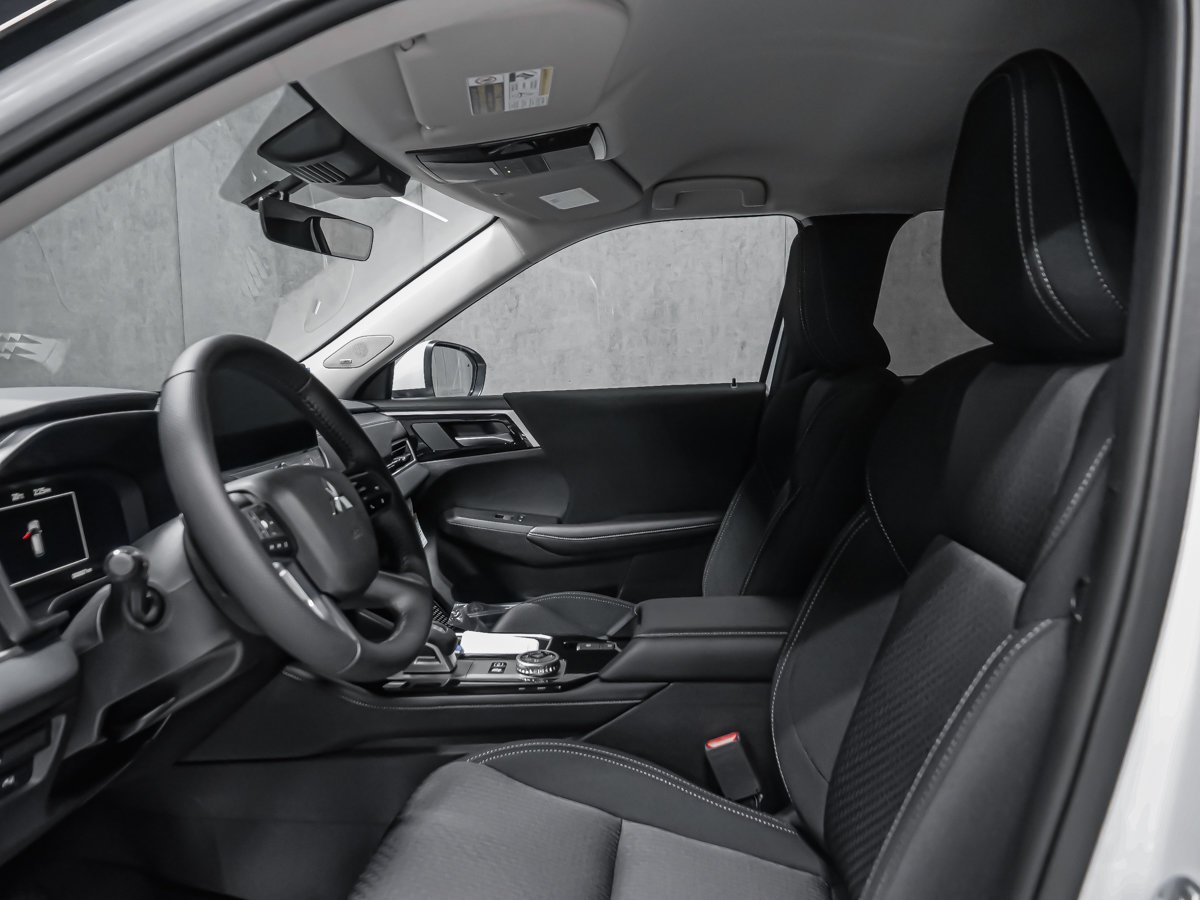 Mitsubishi Outlander PHEV ES 2026 Fini taillé diamant Blanc de qualité supérieure Montréal - photo #13