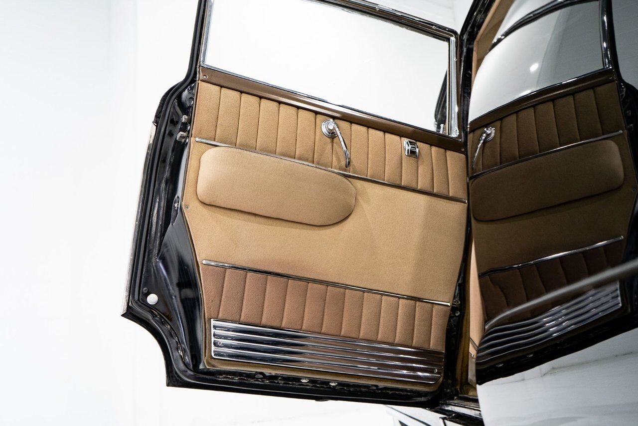 Cadillac Fleetwood Unrestored factory black paint **PRICE IN USD** 1951 Noir Montréal - photo #53