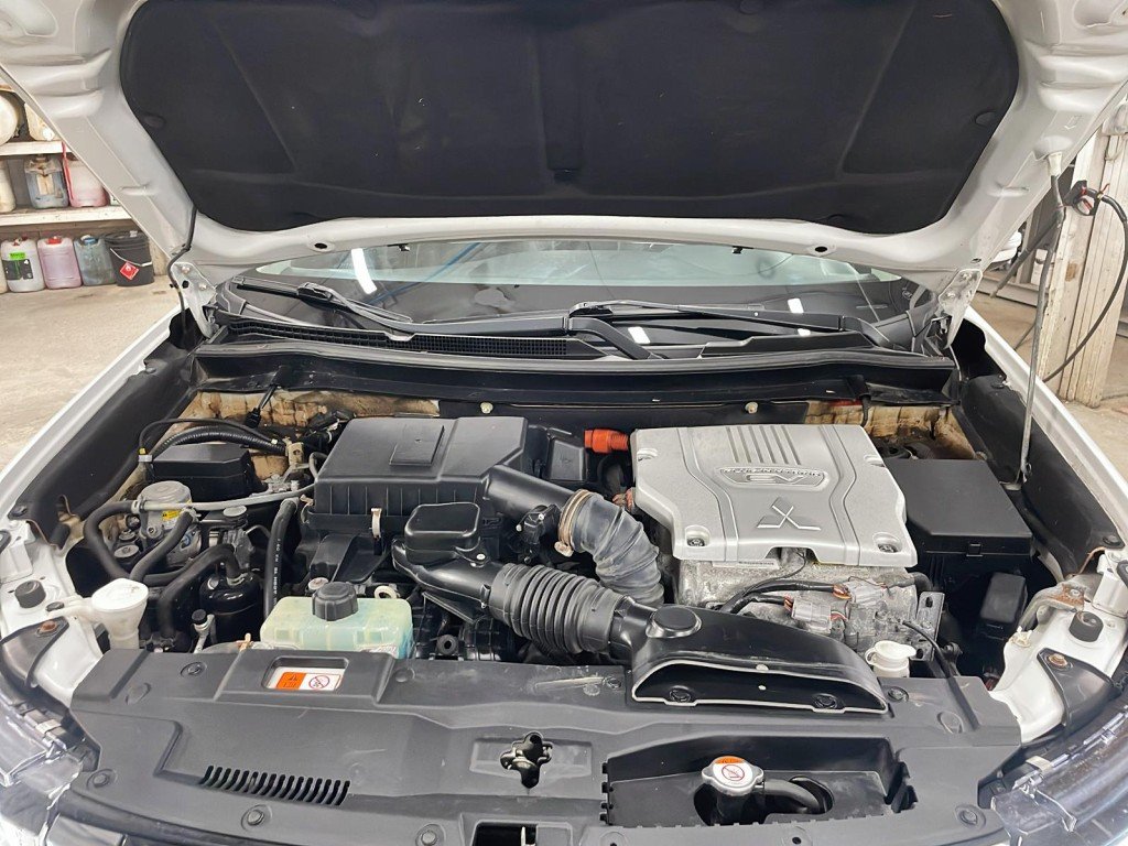 2018 Mitsubishi Outlander Plug-In Hybrid White Amos - photo #24