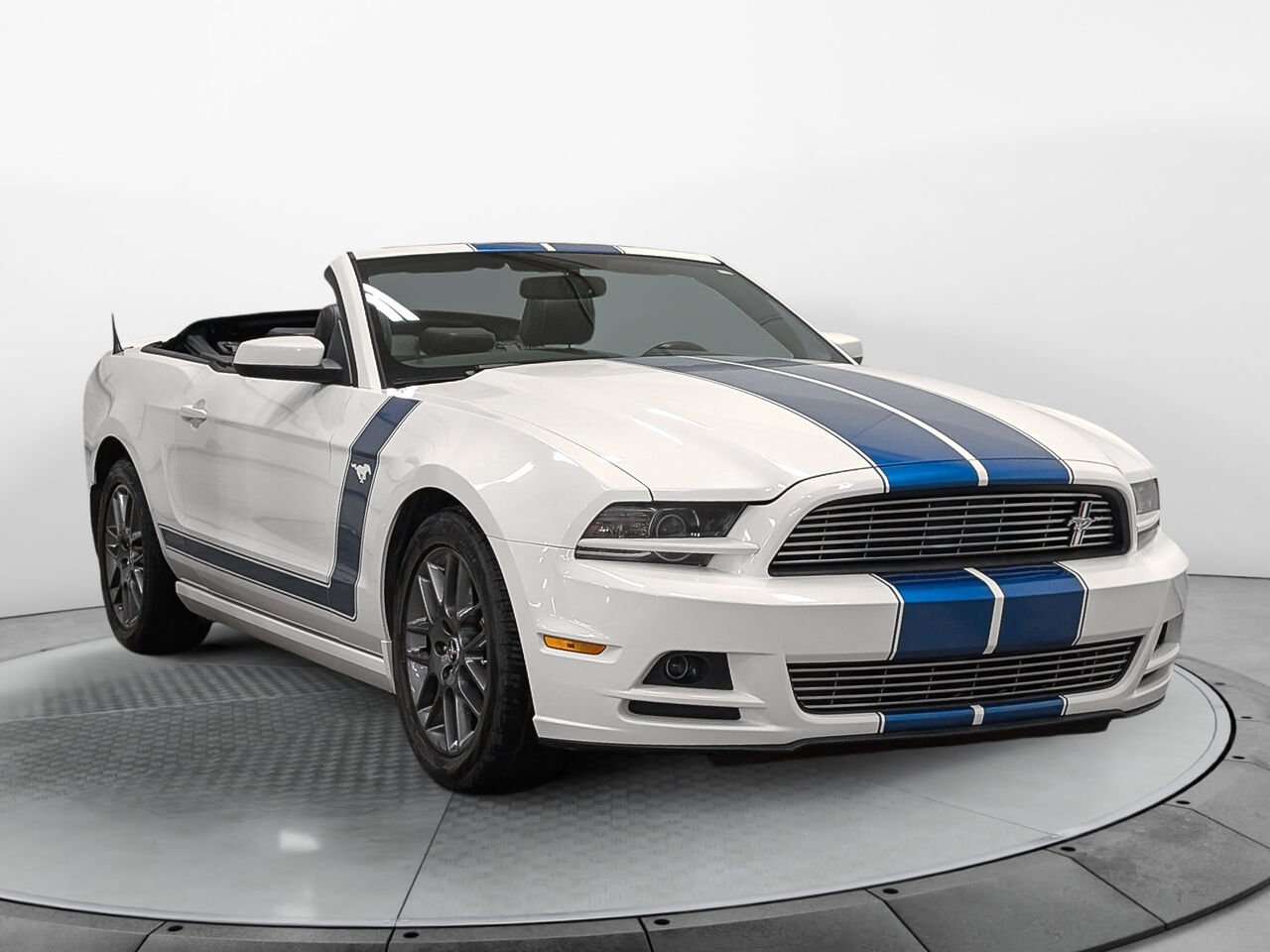 2013 Ford MUSTANG Convertible V6 Premium Automatique White Sherbrooke - photo #4
