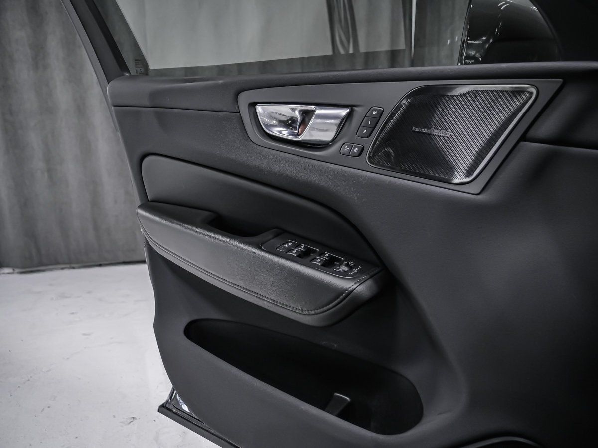 Volvo XC60 B6 MOMENTUM 2022 Gris Montréal - photo #9