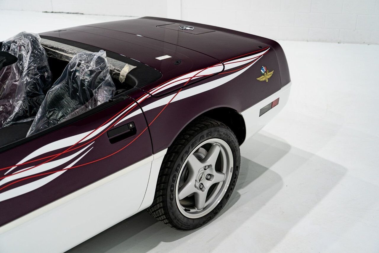 Chevrolet Corvette *PRIX EN USD* RPO Z4Z PACE CAR PRESENTED IN DELIVERY PACKAGING WITH ONLY 192MILES (307KM) FROM NEW 1995 Blanc Montréal - photo #53