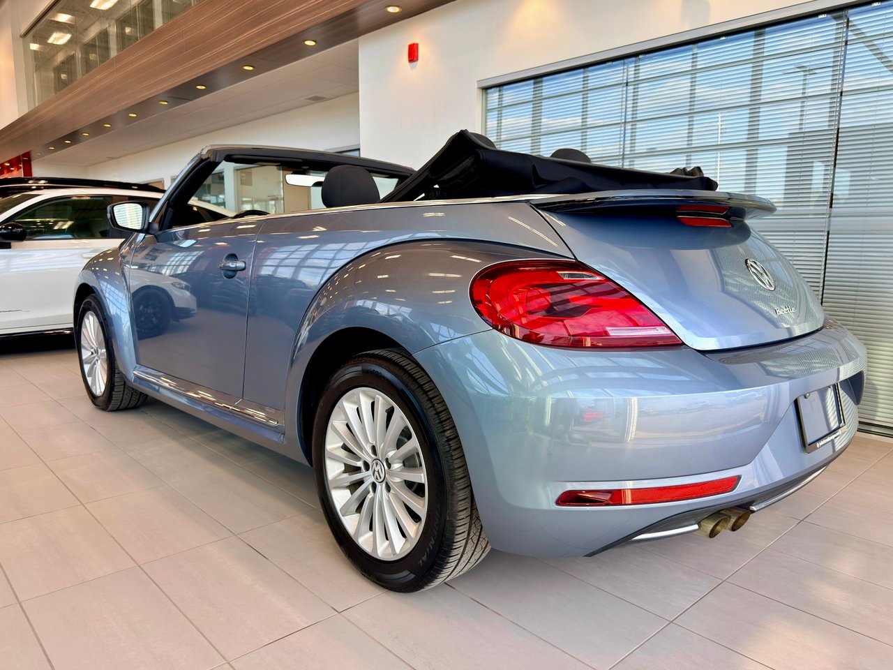 Volkswagen Beetle Convertible 2019 Bleu Notre-Dame-des-Prairies - photo #8