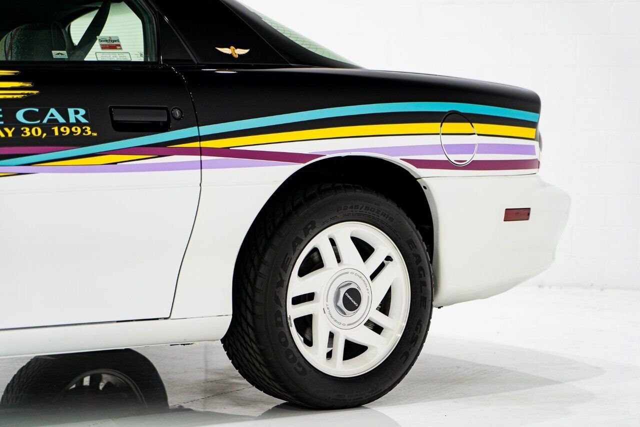 1993 Chevrolet CAMARO Z28 PRIX EN USD | Pace Car with only 957km (595mi) with original window sticker Black Montreal - photo #42