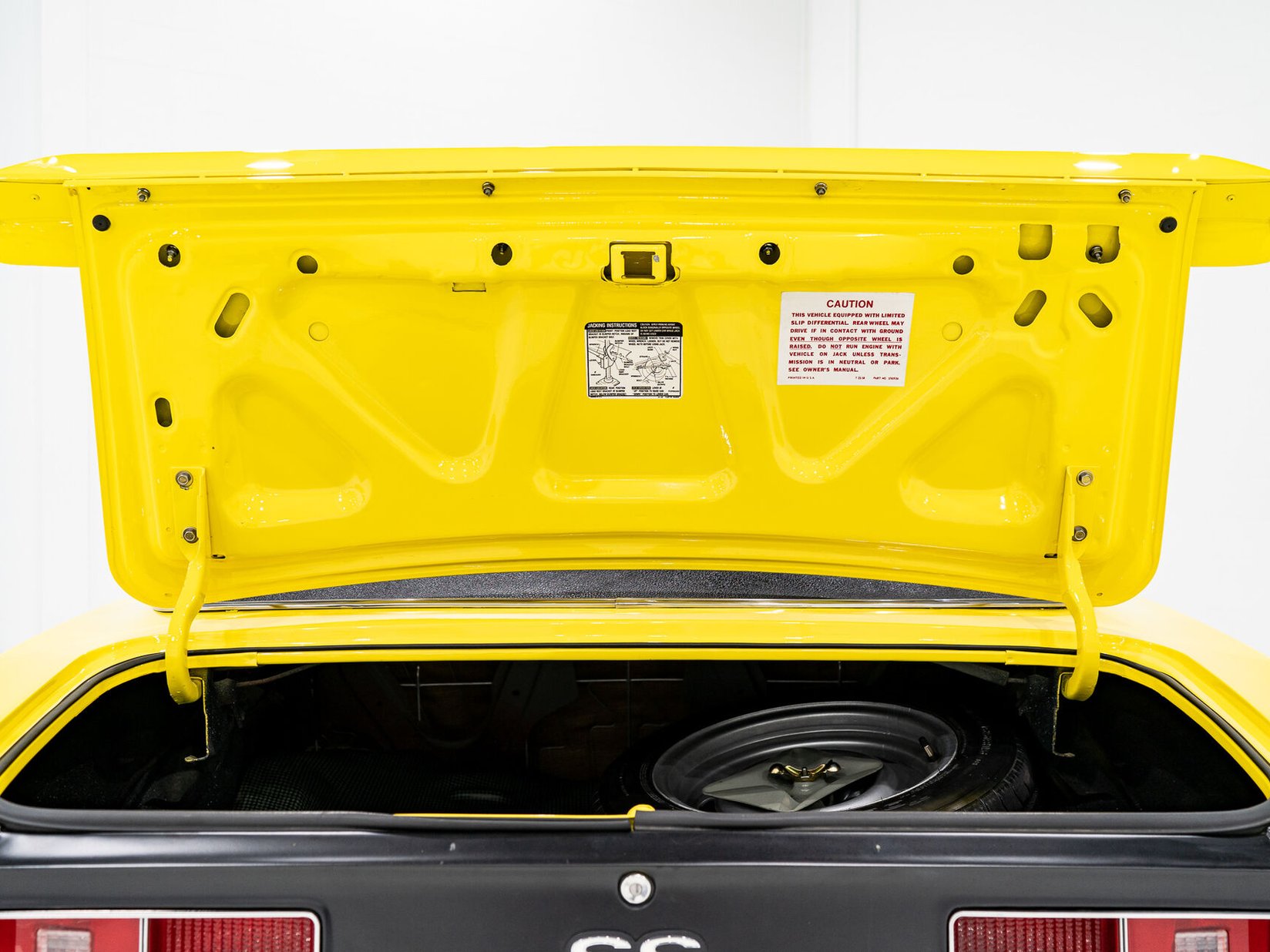 1969 Chevrolet Camaro SS **PRIX EN USD** With factory A/C Yellow Montreal - photo #78