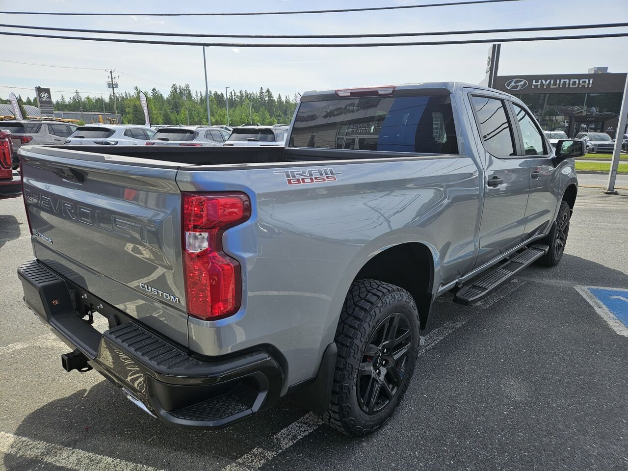 2026 Chevrolet Silverado 1500 Custom Trail Boss cabine multiplace 4RM 157 po Sterling Grey Metallic Thetford Mines - photo #2
