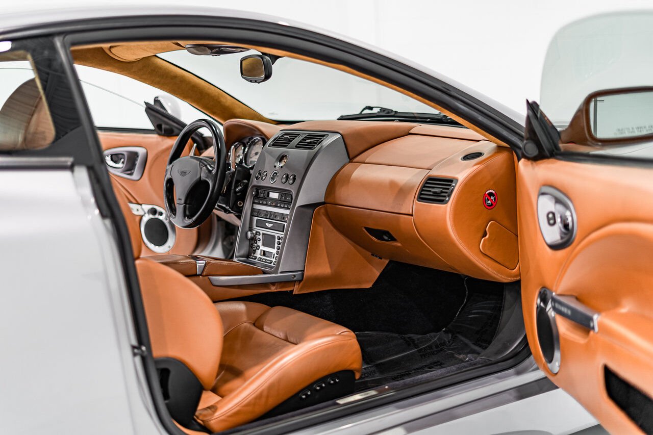 Aston Martin Vanquish PRIX EN USD | ORIGINAL MSRP OF $225,000 USD - FACTORY UPGRADE TO VANQUISH S TRANSMISSION 2003 Gris Montréal - photo #72