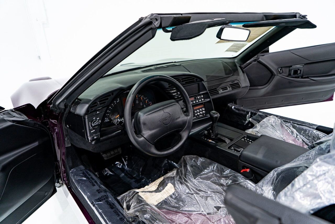 Chevrolet Corvette *PRIX EN USD* RPO Z4Z PACE CAR PRESENTED IN DELIVERY PACKAGING WITH ONLY 192MILES (307KM) FROM NEW 1995 Blanc Montréal - photo #8