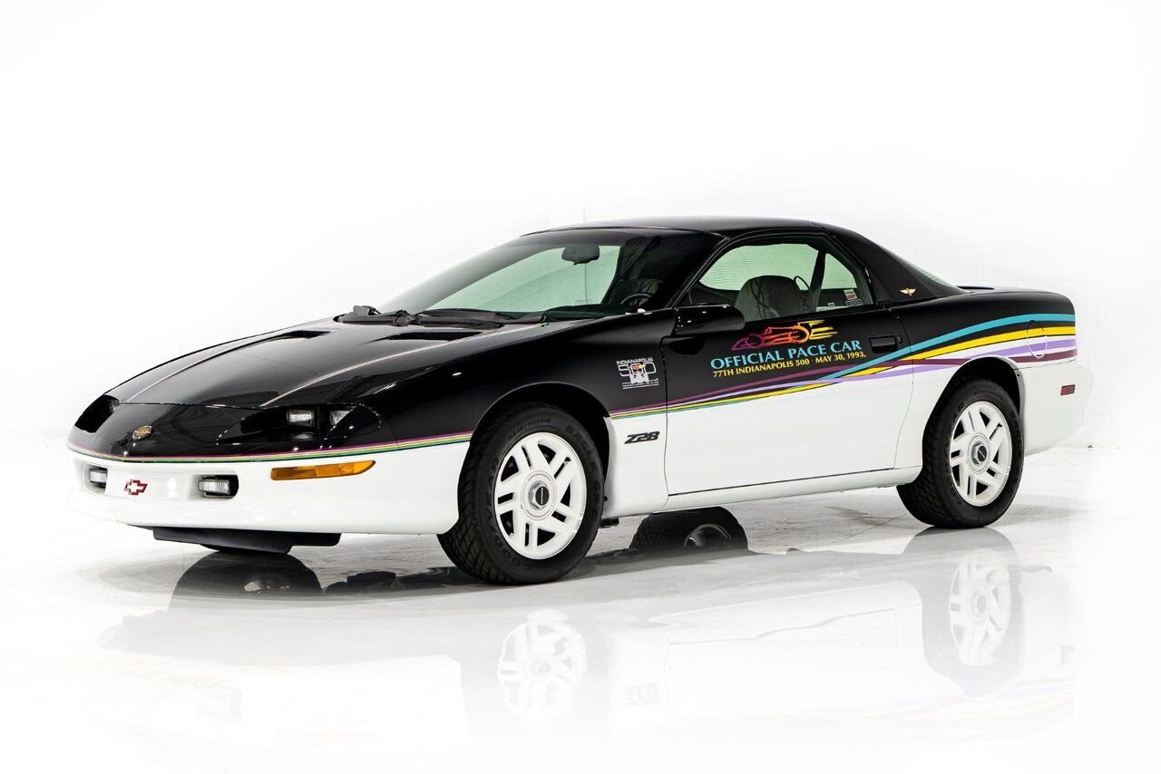 1993 Chevrolet CAMARO Z28 PRIX EN USD | Pace Car with only 957km (595mi) with original window sticker Black Montreal - photo #0