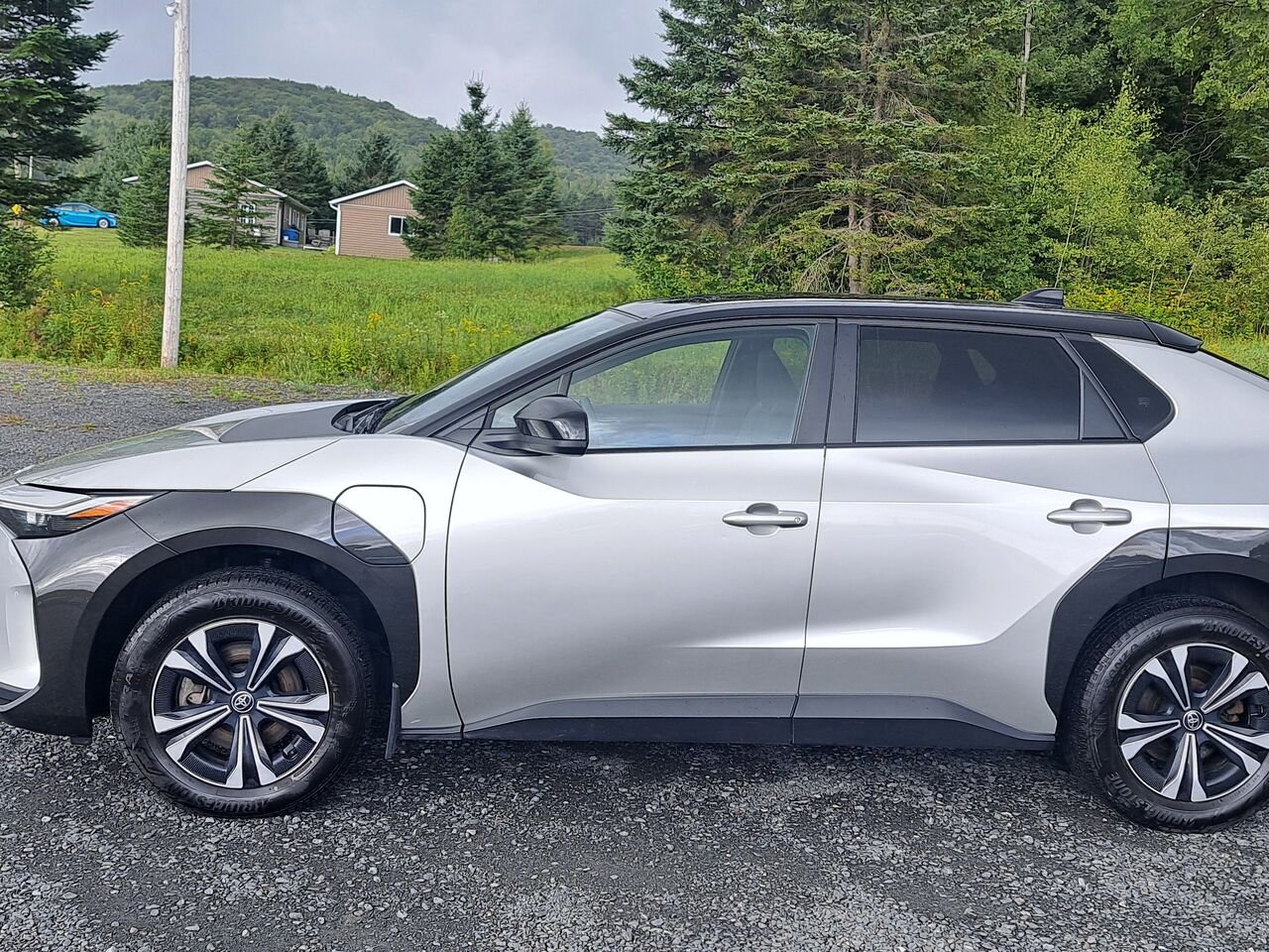 2023 Toyota bZ4X XLE TI Elemental Silver with Black Roof Lac-Etchemin - photo #1