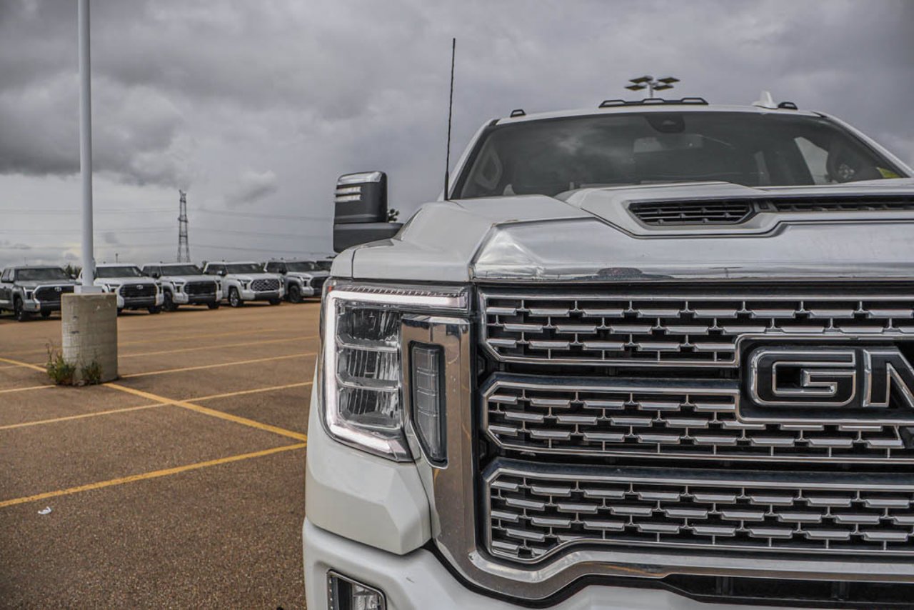 2023 GMC Sierra 2500HD 4WD Crew Cab 159 Denali White Sherwood Park - photo #10